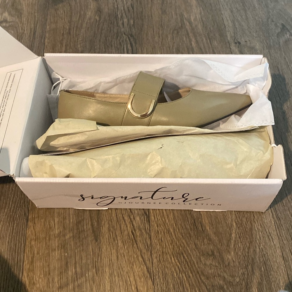 Journee Collection- Green Women’s Flats- size 9